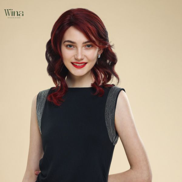 Tóc giả xoăn ngắn trung niên không chỉ mang lại sự trẻ trung, hiện đại mà còn giúp che đi những khuyết điểm trên khuôn mặt một cách tinh tế