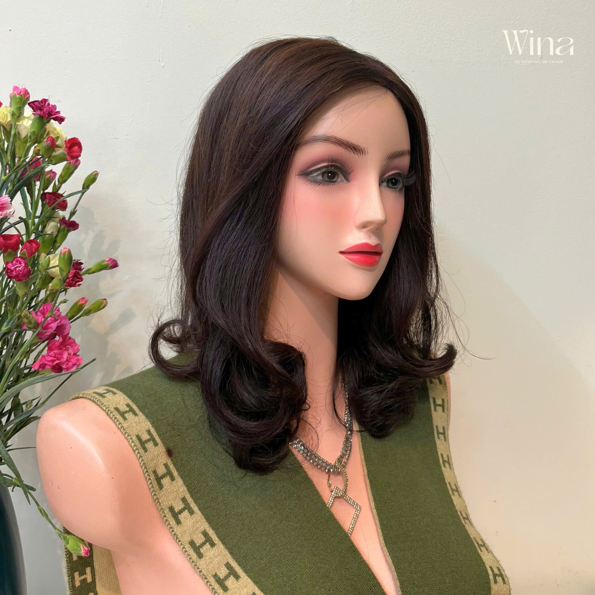 Các lọn tóc xoăn nhỏ giúp mái tóc trông dày hơn và tạo cảm giác bồng bềnh, sống động