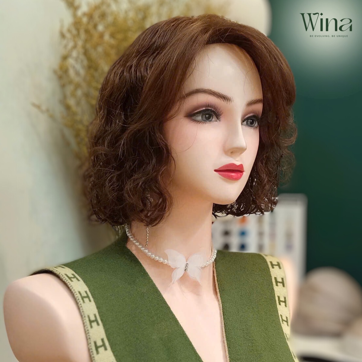 Phần mái lệch giúp làm mềm các đường nét góc cạnh của khuôn mặt vuông