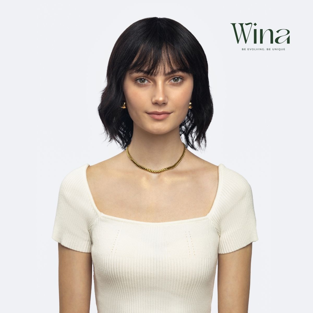 Tóc giả xoăn ngắn trung niên này là một trong những kiểu tóc được yêu thích bởi khả năng giúp khuôn mặt dài trở nên cân đối và hài hòa hơn