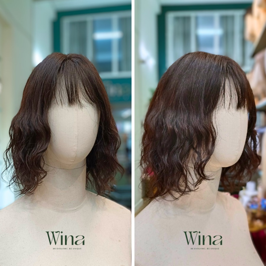 Phần mái thưa của tóc giả xoăn ngắn trung niên giúp che đi phần trán một cách tự nhiên