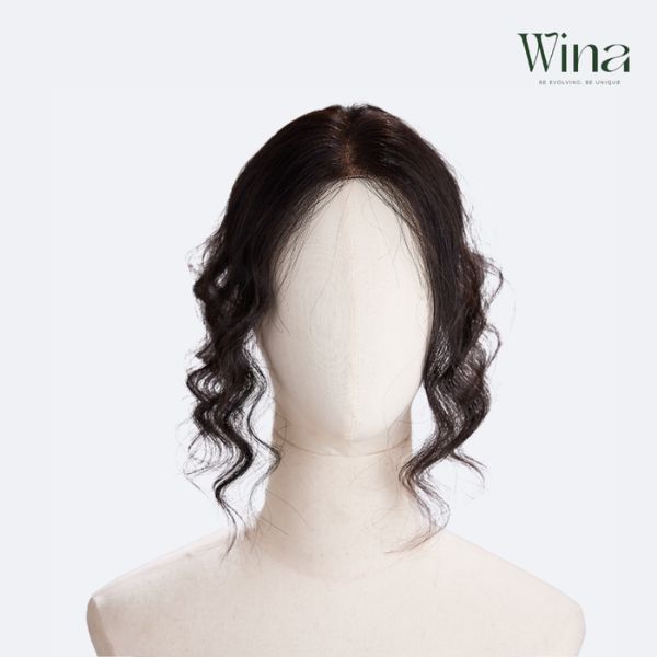 Wina hiểu rằng chỉ có tóc giả bằng tóc thật cao cấp mới có thể mang lại độ rủ, độ bóng và cảm giác chạm mềm mại như tóc tự nhiên