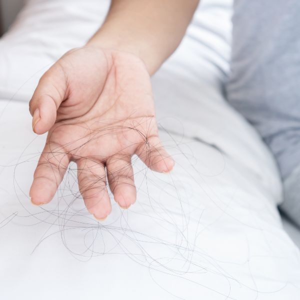 Vấn đề tóc rụng nhiều không chỉ là vấn đề thẩm mỹ mà đó là những cảnh báo mà cơ thể dành cho các chị