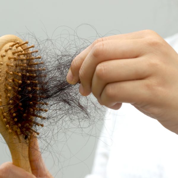 Thay đổi về nội tiết khiến nang tóc yếu hơn và dễ rụng