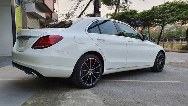 hông xe Mercedes C200 Exclusive 2021