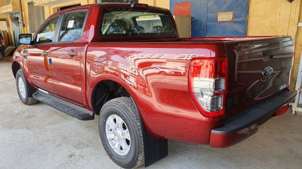 Phần hông xe Ranger XLS 2021