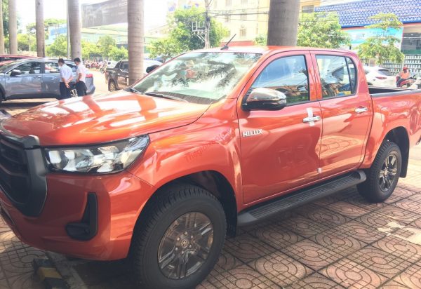 ngoại thất Hilux 2.4E 2022