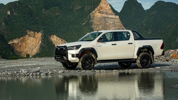 đánh giá xe bán tải toyota hilux 2.8V 2022