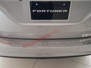 Ốp chống chày cốp xe Fortuner