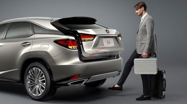 tính năng đá cốp trên Lexus RX300 2022