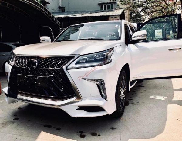 Một chiếc xe Lexus LX570 màu trắng độ lên Super Sport