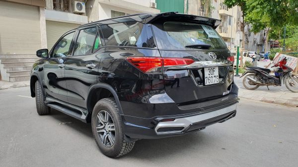 Phần hông xe Fortuner độ Lexus LX 570 Sport