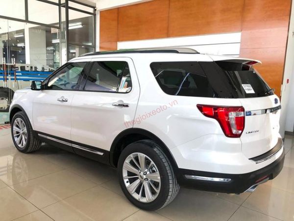 Hông xe Explorer 2021 màu trắng