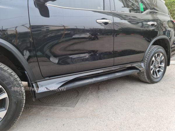 Ốp bậc lên xuống 2 bên trong gói độ body kit Lexus LX570 cho xe Fortuner 2021