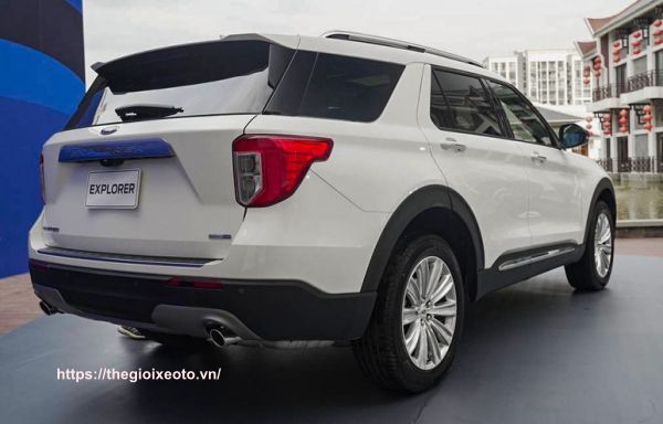 hông xe Ford Explorer 2022