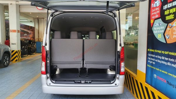 khoang hành lý Toyota Hiace 2021