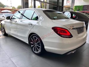 Mercedes C200 nhìn chéo bên hông xe