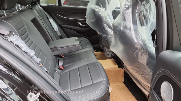Hàng ghế thứ 2 trên Mercedes E300 AMG 2021