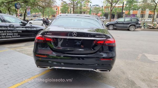 đuôi xe Mercedes E300 AMG 2021