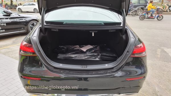 Cốp xe rộng dãi trên Mercedes E300 AMG 2021