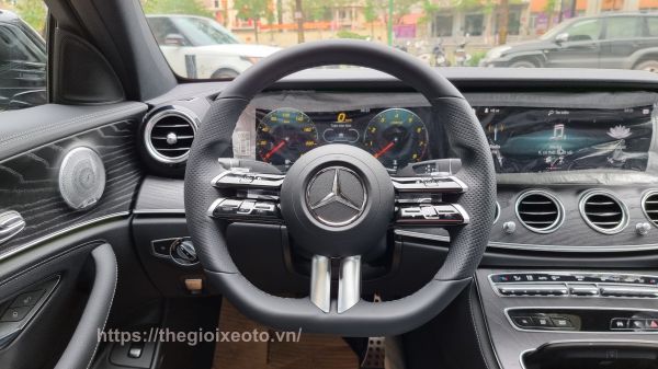 Vô lăng thể thao trên Mercedes E300 AMG 2021