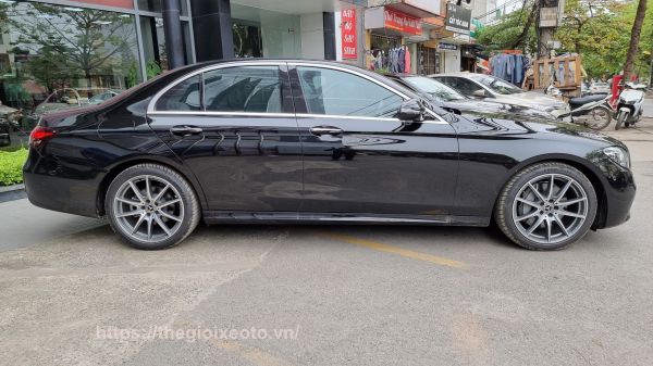 thân xe Mercedes E300 AMG 2021