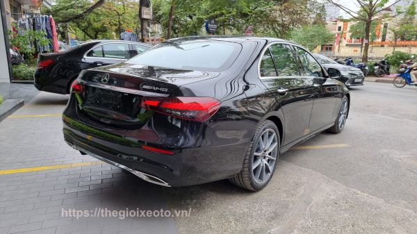 hông xe Mercedes E300 AMG 2021