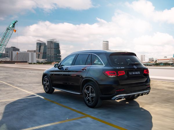 hông xe Mercedes-Benz GLC 300 AMG 2022