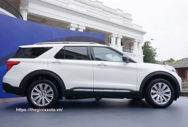 thân xe Ford Explorer 2022