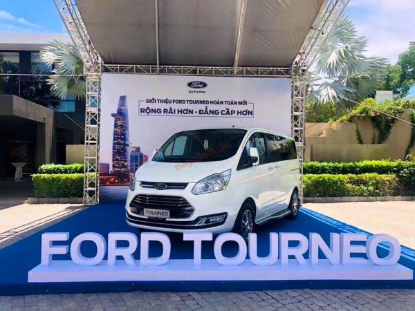 ngoai that Ford Tourneo 2019