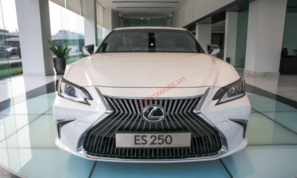 đầu xe Lexus ES 250 2022