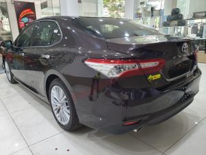 Nhìn chéo đuôi xe Camry 2.5Q