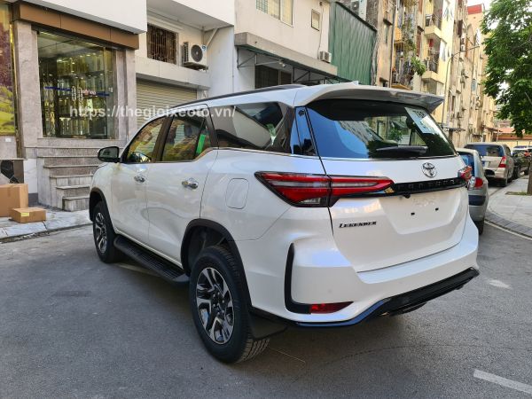 hông xe Toyota Fortuner Legender 2021 màu trắng