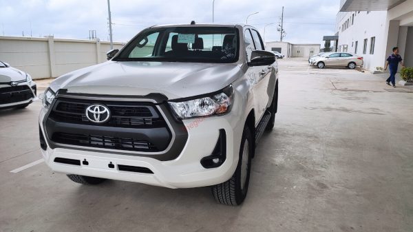 Bán tải Toyota Hilux 2.4E 4x2 2023 màu trắng ngọc trai.