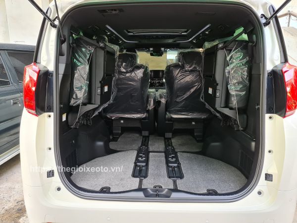 Khoang hành lý Toyota Alphard 2021
