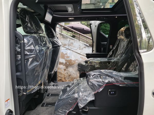 Hàng ghế thứ 2 xe Alphard 2021