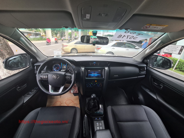 Không gian nội thất Toyota Fortuner 2.4G MT 2022