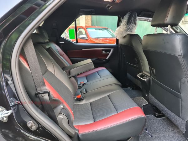 hàng ghế thứ 2 toyota fortuner legender 2022