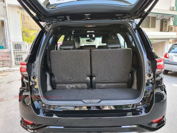 khoang hành lý toyota fortuner legender 2022
