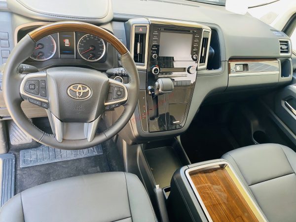 nội thất Toyota Granvia 2021