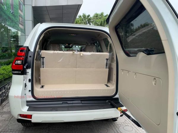 Không gian hành lý trên Land Cruiser Prado