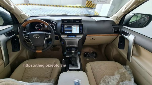 Nội thất Land Cruiser Prado 2023 màu kem