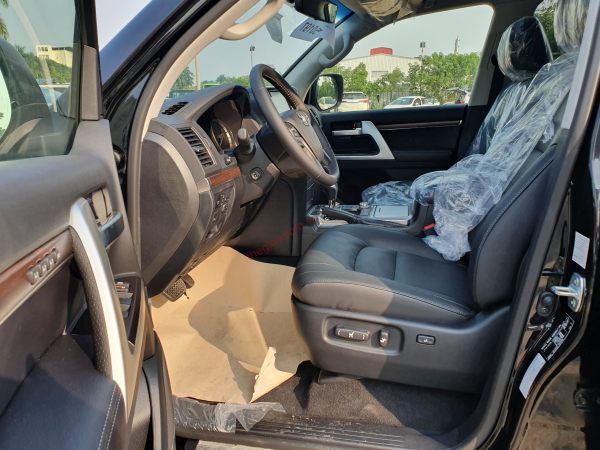 Ghế lái chỉnh điện 10 hướng trên xe Land Cruiser