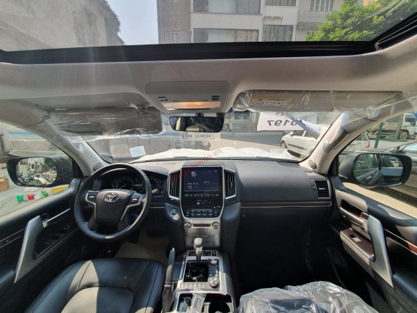 Nội thất Toyota Land Cruiser V8 2020 màu vàng cát