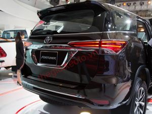 ốp trang trí biển số xe Fortuner