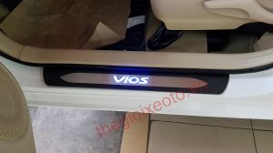 Ốp bậc lên xuống có đèn Led hiển thị chữ Vios cửa trước và sau