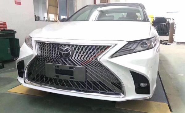 Cản Lexus độ cho Toyota Camry 2021 màu trắng ngọc trai