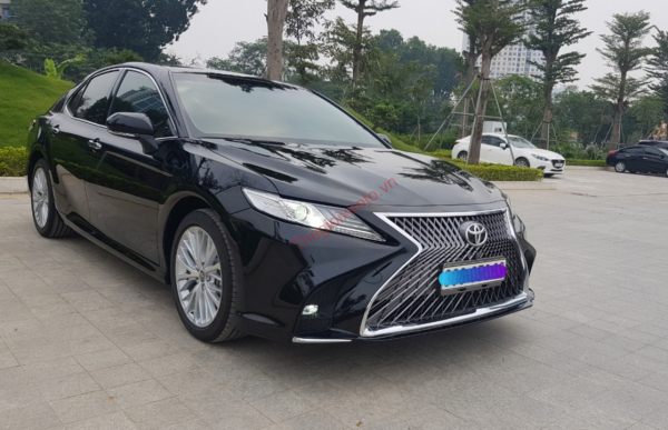 ngoại hình Toyota Camry 2021 độ Lexus 