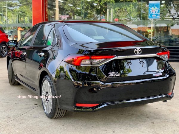 đuôi xe Toyota Altis 2023