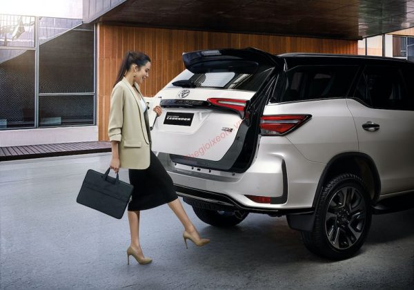 Tính năng đá cốp trên Toyota Fortuner 2022